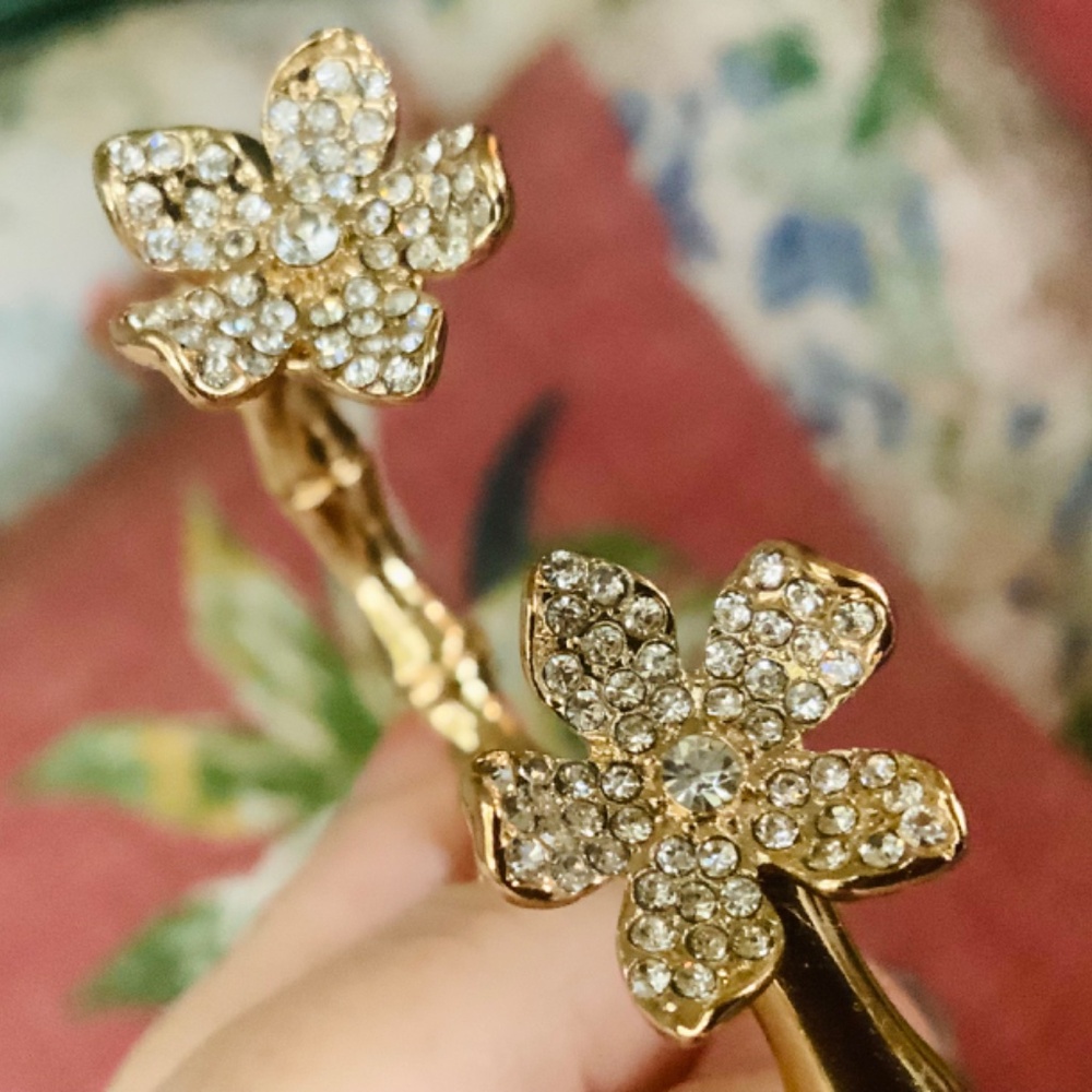 Lilly Pulitzer Bracelet “Beach Club Blooms” GOLD CRYSTAL FLOWER⭐️NWT Hinge Cuff - Picture 8 of 16